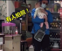 外卖小哥温馨一幕gif搞笑图片