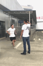 科三过了男人跳上教练身上亲额头-帅哥动态图片-gif动态图-izike