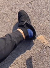 一铲子搅开男人的脚-帅哥动态图片-gif动态图-izike