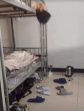 睡姿奇特的沙雕室友-搞笑gif动态图片-izike