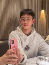 弟弟牌人形手机支架gif搞笑图片