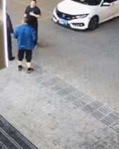 不想碰瓷都难gif搞笑图片