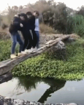 一群男生快乐后掉下水中-帅哥动态图片-gif动态图-izike