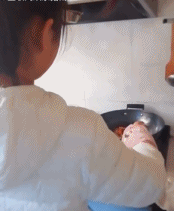 仿佛丢了枚炸弹gif搞笑图片