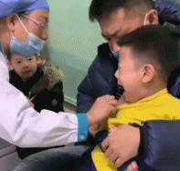 小男孩打完针后发现不疼表情-帅哥动态图片-gif动态图-izike