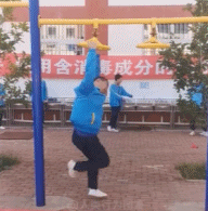 健身场自旋转人体陀螺-搞笑gif动态图片-izike