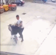 能接住你的兄弟gif搞笑图片