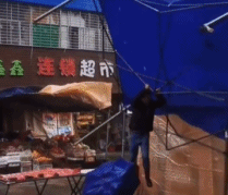 台风天男人收防雨棚差点被吹走-帅哥动态图片-gif动态图-izike