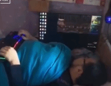 懒人的打游戏方式gif搞笑图片