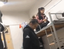 封校中的大学生gif搞笑图片