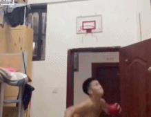 不能去操场就在宿舍打球gif搞笑图片