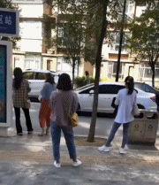 为啥女生站姿都如此相似-美女动态图片-gif动态图-izike