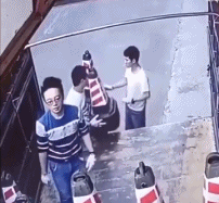 男人手被隔离桩夹到好疼-帅哥动态图片-gif动态图-izike