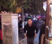 这跤摔的很有气势gif搞笑图片