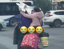 老婆为了老公遮风挡雨-搞笑gif动态图片-izike