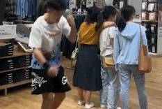 男生原地后空翻三个女生吓一跳-帅哥动态图片-gif动态图-izike