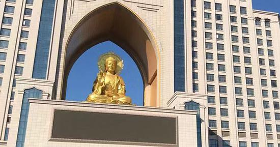 权健“老师”说,双面药师佛造价超过2000万元。本文图片 澎湃新闻记者 王去愚