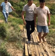 好朋友背对方过河-搞笑gif动态图片-izike