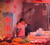 猪肉摊女老板闲暇时刻跳舞-美女动态图片-gif动态图-izike