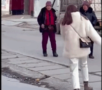 和最爱的人重逢的快乐gif搞笑图片