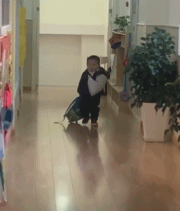 上学回来啦gif搞笑图片