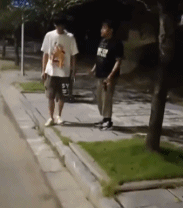 这腿够灵活gif搞笑图片