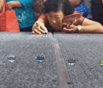 谁不爱弹弹珠呢gif搞笑图片