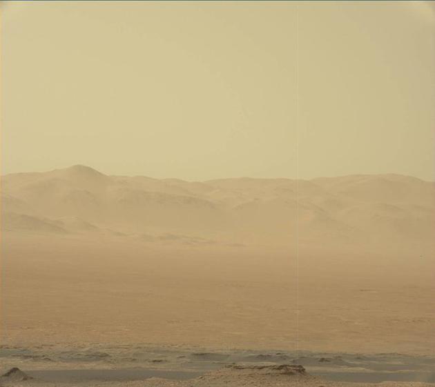 这张照片由好奇号摄于今年6月2日，可以看到火星表面正尘土飞扬