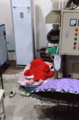 打工人的带娃日常-搞笑gif动态图片-izike