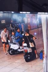 妈妈没有坐上电动车就开走了-搞笑gif动态图片-izike