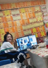 女生家里满墙都是奖状-美女动态图片-gif动态图-izike