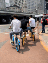 原来三辆车可以同时不落地？-搞笑gif动态图片-izike