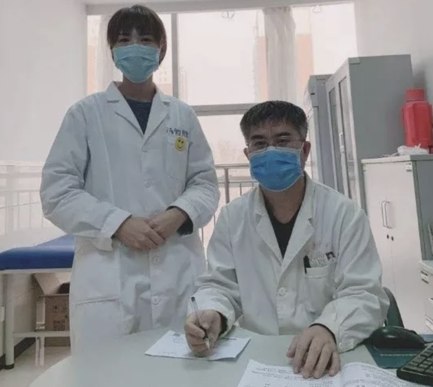 沧州献县中医院协助医生进行宣教工作