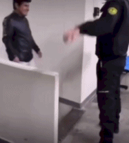 警察:???-搞笑gif动态图片-izike