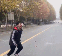 赌上了自己逗别人gif搞笑图片