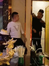 无辜受害者gif搞笑图片