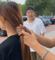 男生第一次给女孩扎头发-帅哥动态图片-gif动态图-izike