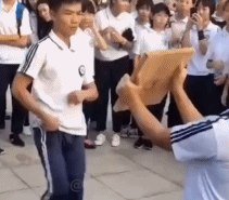 被木板打败了gif搞笑图片