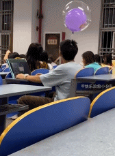 校园可爱男生头上挂着气球-帅哥动态图片-gif动态图-izike