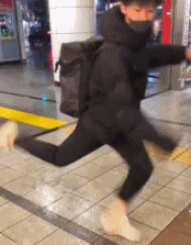 商场地板打了蜡gif搞笑图片