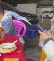 看别人醉也挺有意思gif搞笑图片