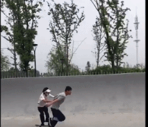 滑板男人送女孩上天-帅哥动态图片-gif动态图-izike