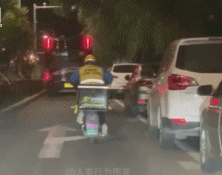 美团超拼外卖小哥踩单车-搞笑gif动态图片-izike