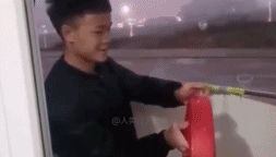 室内放鞭炮失误-搞笑gif动态图片-izike