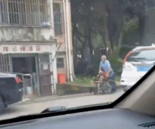 到底谁是大爷？-搞笑gif动态图片 - izike-izike