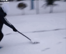 铲雪的快乐gif搞笑图片