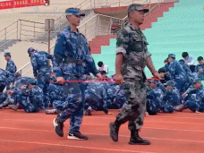 军训教官带不动顺拐男孩-帅哥动态图片-gif动态图-izike