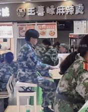 军训男生在舞台中弹钢琴-帅哥动态图片-gif动态图-izike