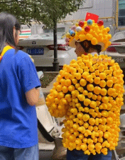 用乒乓球做的一身黄色衣服-搞笑gif动态图片 - izike-izike
