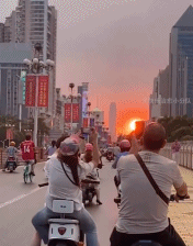 骑电动车回家的人用手机拍绝美夕阳-搞笑gif动态图片-izike